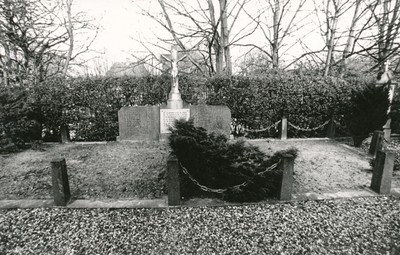 850876 Afbeelding van het gemeenschappelijke franciscanengraf op de RK begraafplaats aan de Hogewal in Woerden.N.B. De ...